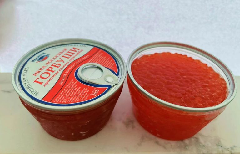 Caviar can vacuum sealing by semi-automatic vacuum sealing machine